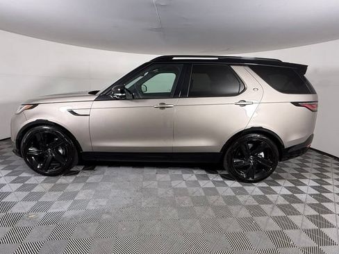 Used 2024 Land Rover Discovery Dynamic SE AWD/4WD image 3