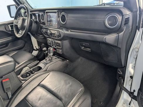 Used 2018 Jeep Wrangler Unlimited Sahara image 13
