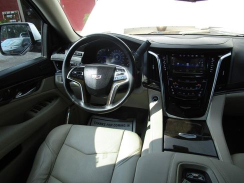 Used 2018 Cadillac Escalade Premium Luxury AWD/4WD image 8