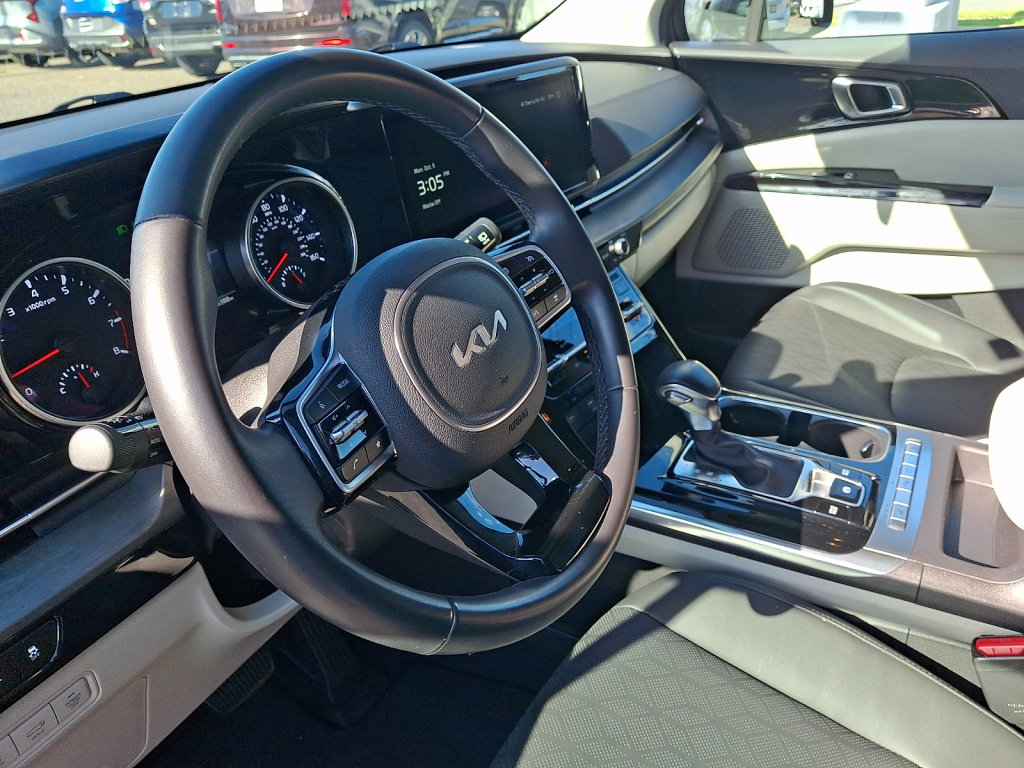 Used 2024 Kia Carnival EX FWD image 25