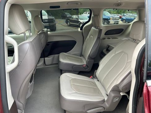 Used 2019 Chrysler Pacifica Touring-L FWD image 11