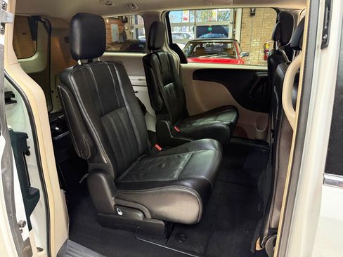 Used 2014 Chrysler Town & Country Touring FWD image 26