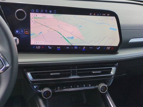 Used 2025 Chevrolet Traverse LT image 18