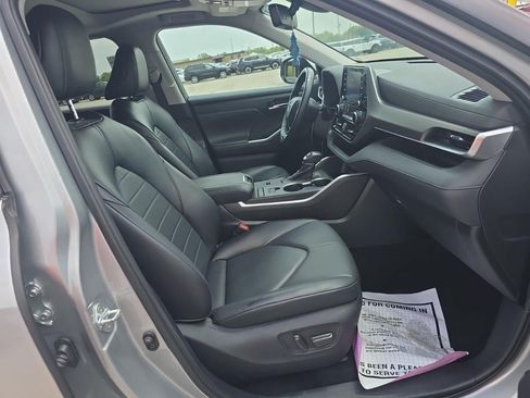 Used 2021 Toyota Highlander XLE FWD image 12