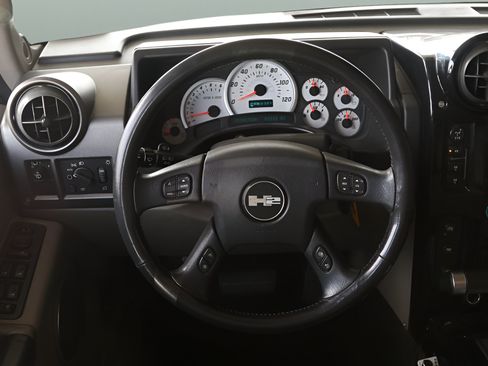 Used 2004 HUMMER H2 w/ Preferred Equipment Group AWD/4WD image 8