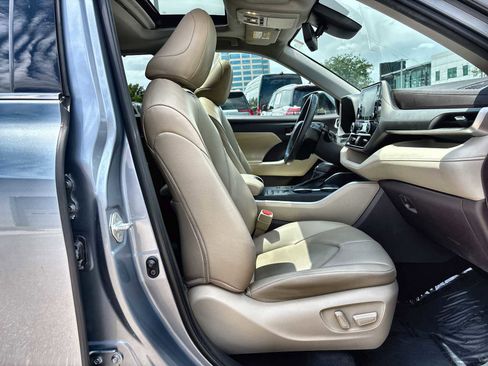 Used 2022 Toyota Highlander XLE FWD image 9