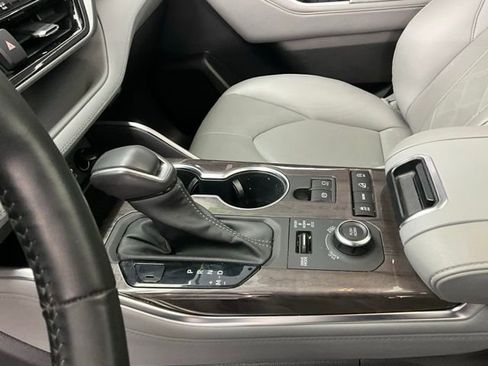 Used 2022 Toyota Highlander Platinum image 21