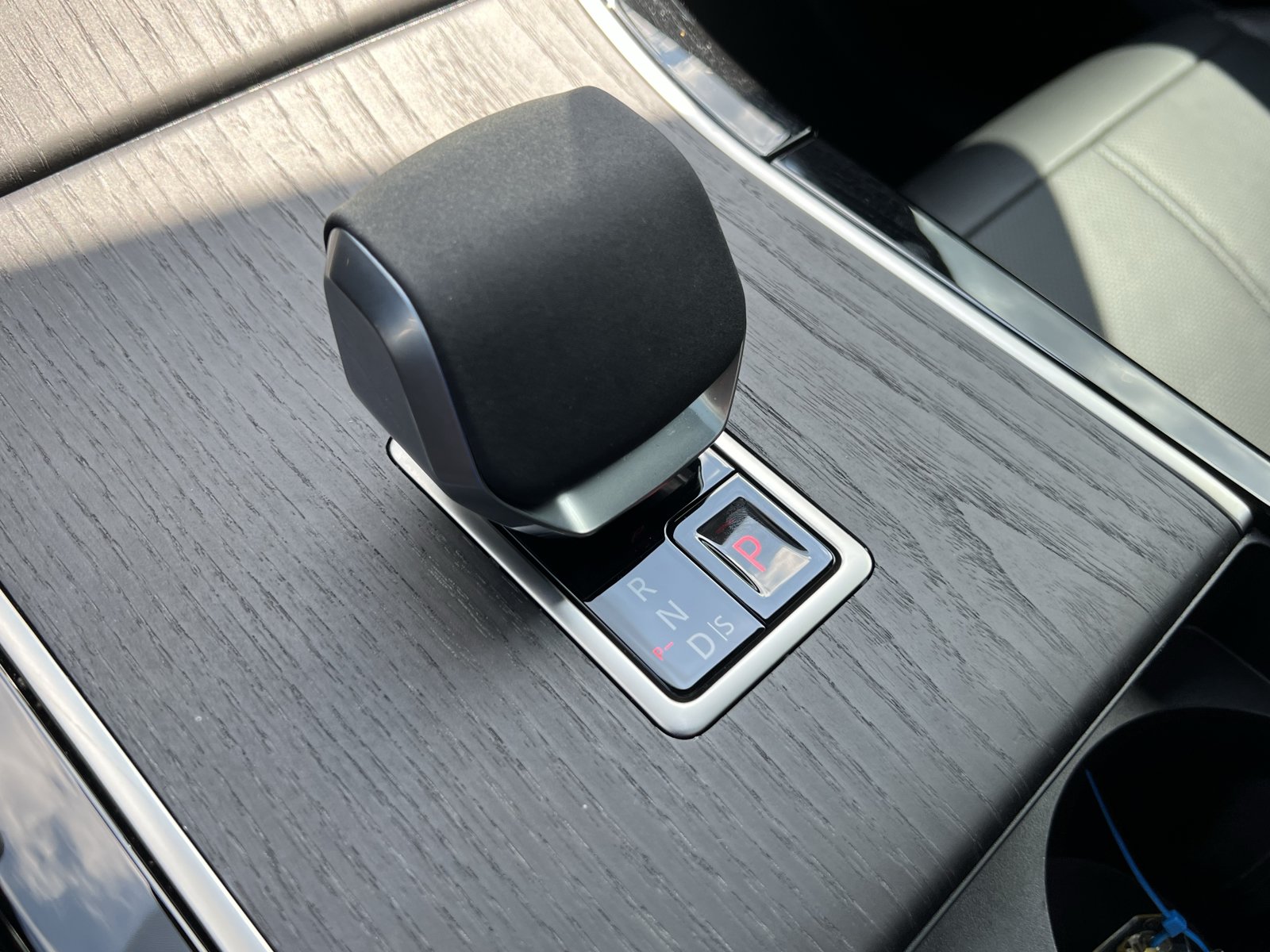 Used 2026 Land Rover Range Rover Velar Dynamic SE AWD/4WD image 25
