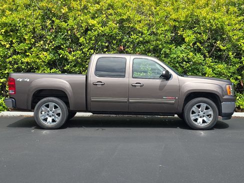 Used 2007 GMC Sierra 1500 SLT w/ Entertainment Package AWD/4WD image 3