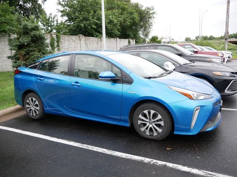 Certified 2021 Toyota Prius LE AWD/4WD image 5