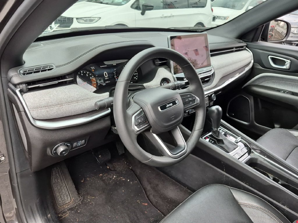 Used 2023 Jeep Compass Latitude w/ Sun and Sound Group AWD/4WD image 10