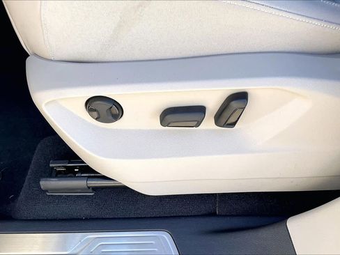 Used 2025 Volkswagen Atlas SE image 31