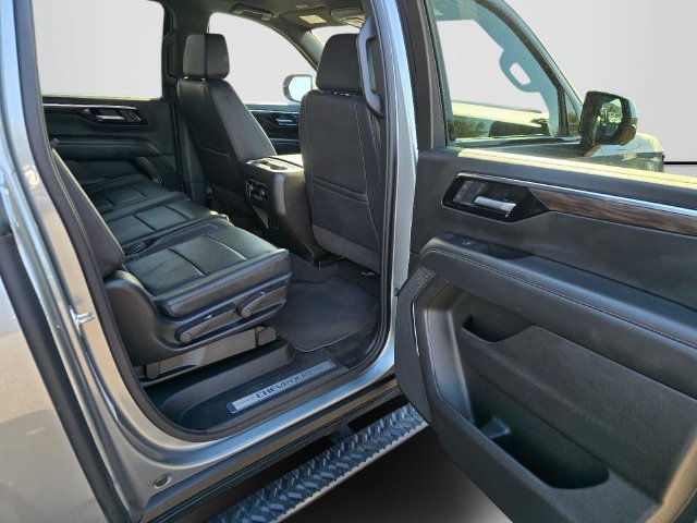 Used 2025 Chevrolet Suburban Z71 AWD/4WD image 13
