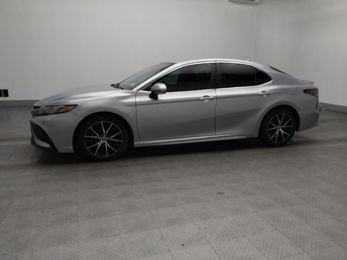 Used 2022 Toyota Camry SE image 2