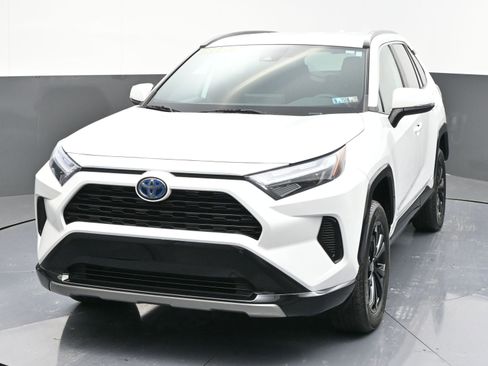 Used 2023 Toyota RAV4 SE image 3
