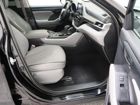 Used 2021 Toyota Highlander LE FWD image 39
