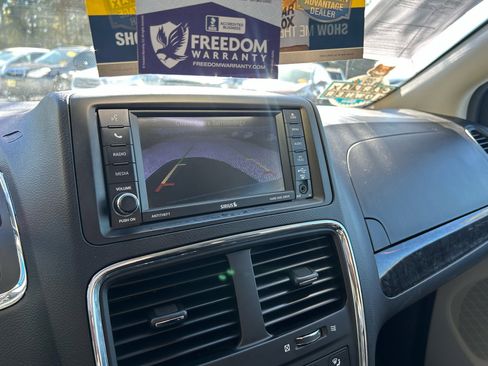 Used 2019 Dodge Grand Caravan SE w/ UConnect Hands-Free Group image 19