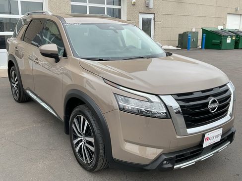 Used 2023 Nissan Pathfinder Platinum image 3