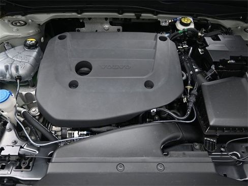 Used 2023 Volvo XC40 B5 Plus w/ Protection Package Premier image 32