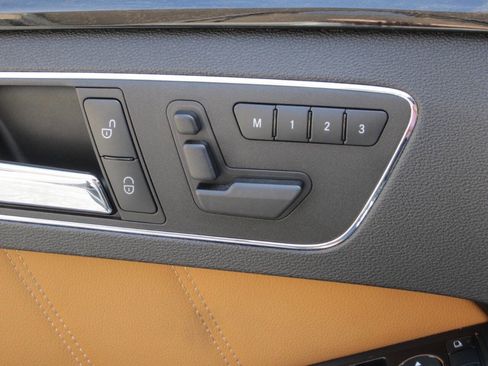 Used 2010 Mercedes-Benz E 550 Sedan image 33
