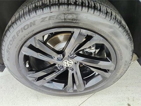 Used 2023 Volkswagen Tiguan SE R-Line image 58