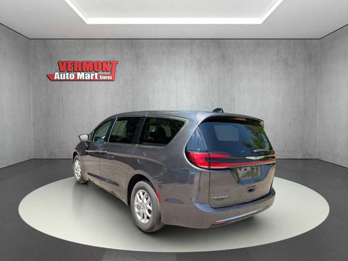 Used 2023 Chrysler Pacifica Touring-L FWD image 5