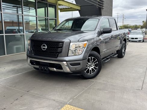 Used 2024 Nissan Titan SV w/ SV Convenience Package image 2