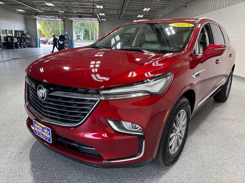 Used 2023 Buick Enclave Essence AWD/4WD image 3