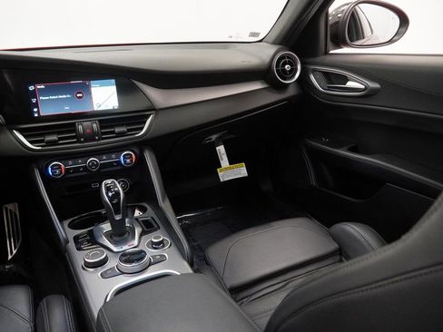 Used 2024 Alfa Romeo Giulia Veloce image 25