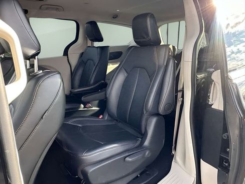 Used 2024 Chrysler Pacifica Select image 19