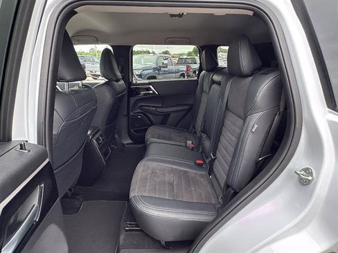 Used 2025 Mitsubishi Outlander SE FWD image 17