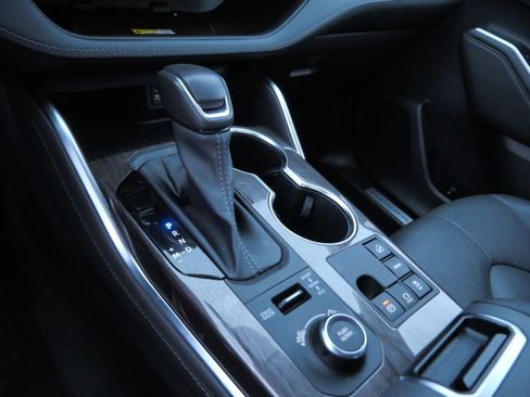 Used 2023 Toyota Highlander Limited image 25