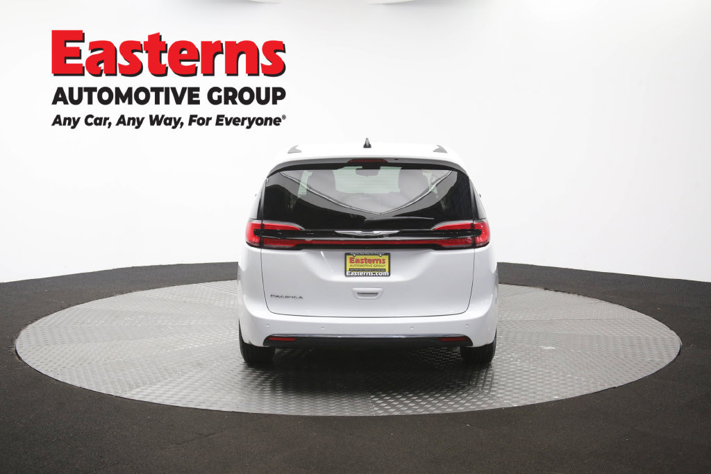 Used 2023 Chrysler Pacifica Touring-L FWD image 41