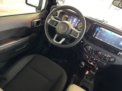 Used 2025 Jeep Wrangler Sahara image 33