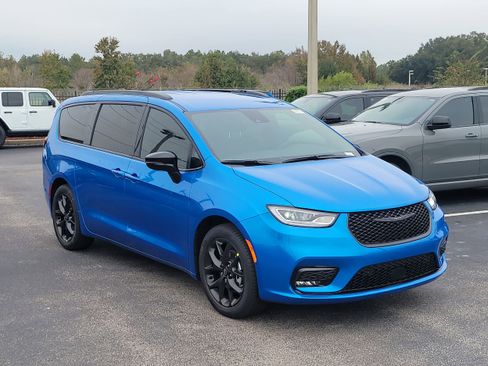 New 2026 Chrysler Pacifica Select image 2