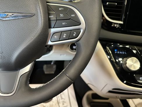 Used 2022 Chrysler Pacifica Touring-L FWD image 12