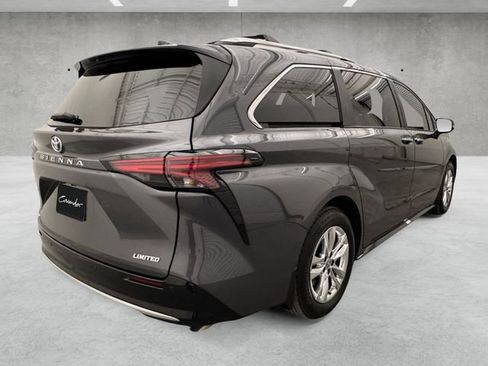 Used 2025 Toyota Sienna Limited image 16