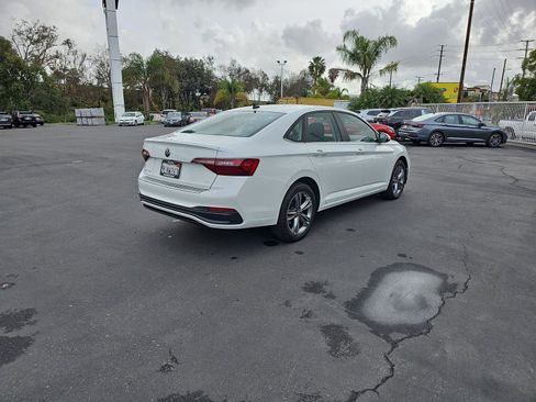 Certified 2024 Volkswagen Jetta SE w/ Panoramic Sunroof Package image 5