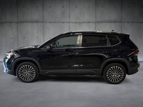 Used 2025 Volkswagen Taos SE w/ Panoramic Sunroof Package FWD image 2