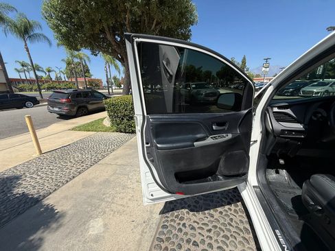 Used 2016 Toyota Sienna SE w/ SE Preferred Package FWD image 9