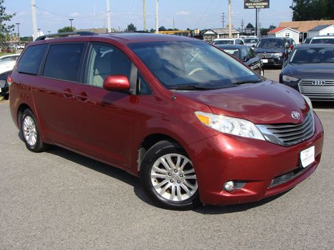 Used 2014 Toyota Sienna XLE FWD image 1
