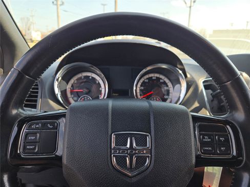 Used 2016 Dodge Grand Caravan SE FWD image 25