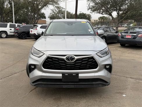 Used 2023 Toyota Highlander LE image 2