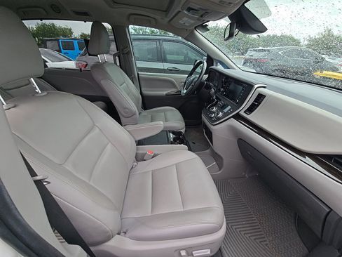 Used 2020 Toyota Sienna XLE FWD image 13