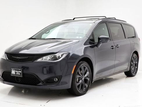Used 2020 Chrysler Pacifica Touring-L w/ Advanced Safetytec Group image 2