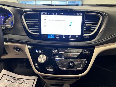Used 2022 Chrysler Pacifica Touring-L AWD/4WD image 10