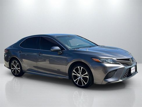 Used 2018 Toyota Camry SE image 3