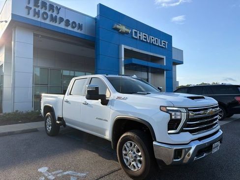 Used 2025 Chevrolet Silverado 2500 LTZ w/ LTZ Premium Package AWD/4WD image 3