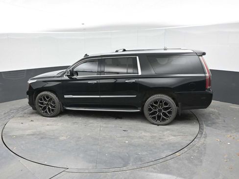 Used 2018 Cadillac Escalade ESV Luxury AWD/4WD image 13
