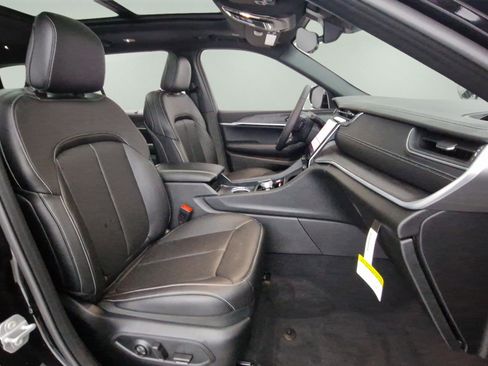 New 2025 Jeep Grand Cherokee L Limited w/ Luxury Tech Group II image 30